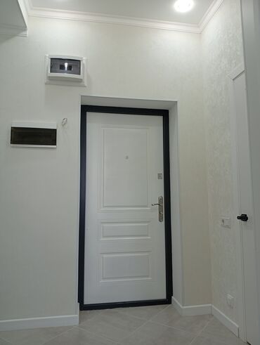 Ремонт под ключ: Светлый современный интерьер квартиры с дизайнерским освещением и — 8