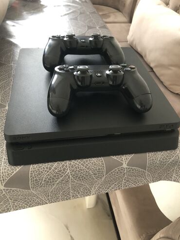 PS4 (Sony Playstation 4): Ideal veziyyetde.işlek veziyyetdedir hal-hazirda 2 eded joystick var