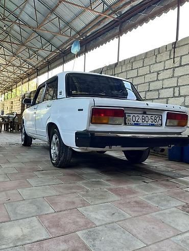 фольксваген поло л с: VAZ 2107, ağ rəng, sedan kuzov. Xüsusiyyətlər: - Rəsmi 4 qapılı — 2