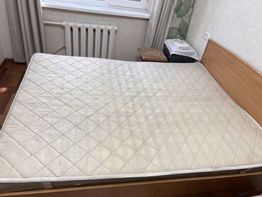 я ищу кровать: Продаю БУ Матрас двуспальный, пружинный стандартный размер для кровати