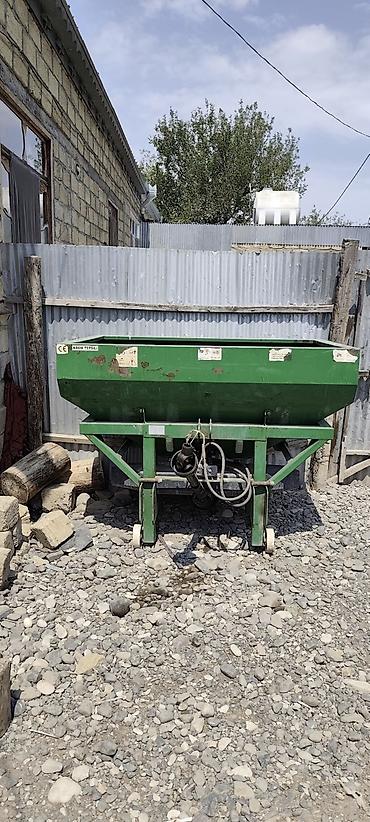 gəncə traktor: Krom Tersan markalı traktor qoşqulu mineral gübrə səpən (PTO ilə). - — 1