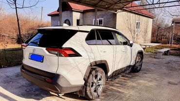Toyota: Toyota RAV4 – ağ rəngli, modern dizaynlı krossover/SUV. Xarici: - — 2