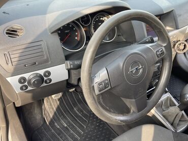 Opel: Opel Astra H – 5 qapılı hetçbek, gümüşü rəng. - Kuzov: kompakt — 6