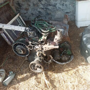 Traktorlar: Mavi rəngli MTZ tipli traktor, kabinalı. Ön hissədə baca/egzoz və — 6