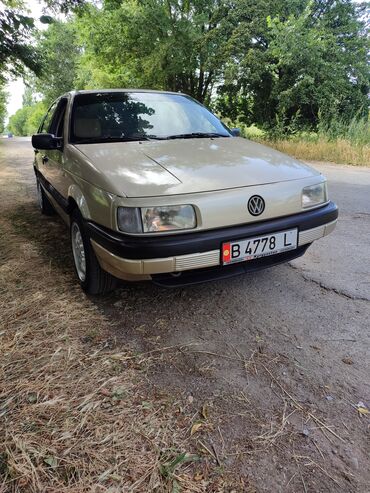 купить авто в бишкеке в рассрочку: Volkswagen Passat: 1988 г., 1.8 л, Механика, Газ, Седан