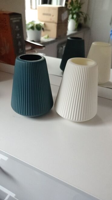 Вазы: В наличии декоративные вазы материал крепкая пластмасса,цена 350 с