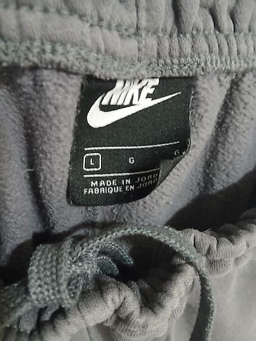 dugacke pantalone: L vel Nike muške trenerke – model sa logotipom - Boja: tamno siva - — 3