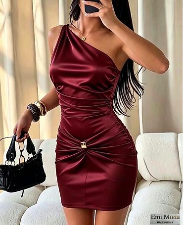 Elegantna mini haljina na jedno rame 

Haljina: 2400 dinara