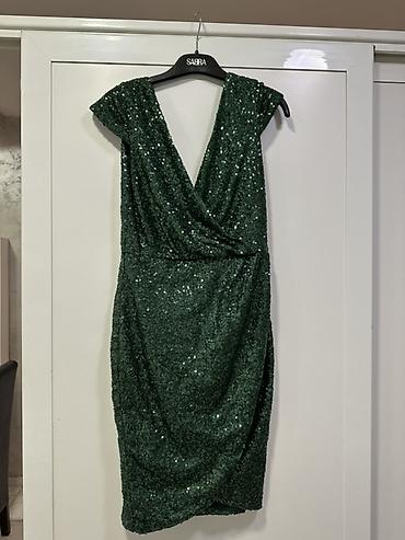 link: Elegantna smaragdno-zelena haljina sa šljokicama - Kroj: midi dužina — 1