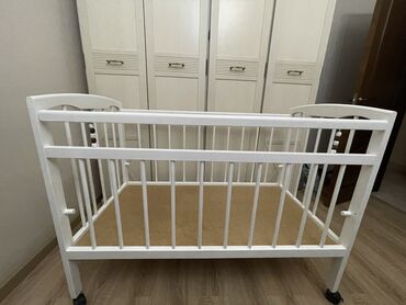 Односпальные кровати: Продаю деревянную детскую кроватку в отличном состоянии. На колесиках