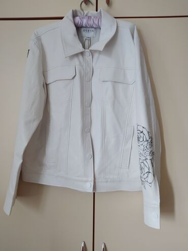 nike majica sa kragnom: Guess bela univerzalna jakna sa vezenim aplikacijama na