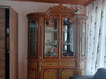 Klassik üslubda vitrin-bufet Yeni kimidir. Real alıcıya endirim
