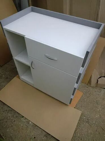 Komode: Pult 12 Materijal i Dekor: Izrađuje se od univera debljine 18mm u — 9