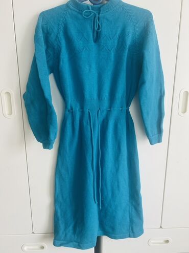 платье миди с разрезами по бокам: Вязаное платье бирюзового цвета. - Длина — миди, рукав длинный. -