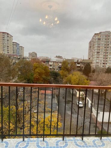 Uzunmüddətli kirayə mənzillər: Nərimanov metrosuna yaxın 5 mertebeli binanın 5-ci mərtəbəsində — 5