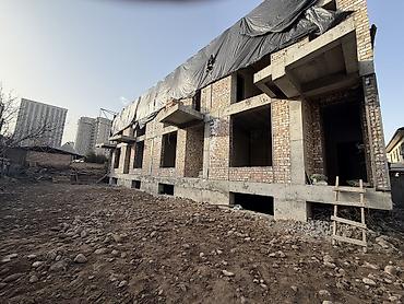 Продажа таунхаусов: 🏡 Таунхаус в центре Бишкека Продается просторный таунхаус площадью — 19