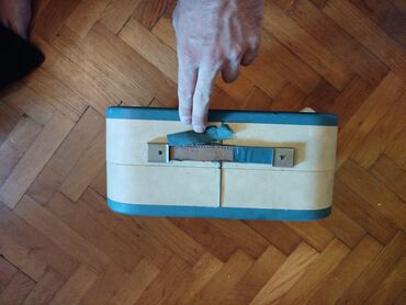 Stari uređaji: Retro,stari mali gramofon u koferu. Simpatican mali gramofon,vise kao — 3