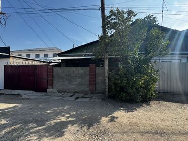 продаю дом в жм алатоо: Полдома, 50 м², 4 комнаты, Собственник, Старый ремонт