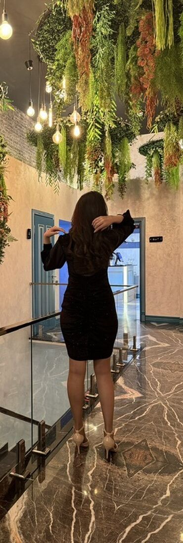 детский закрытый купальник: Qadın üçün qara kokteyl donu - Rəng: qara, xırda parıltılı effektli -