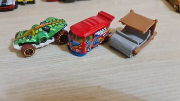 Oyuncaqlar: Hot Wheels mashonkalar satilir, hamisi originaldi. Biri 4 manatdir — 16
