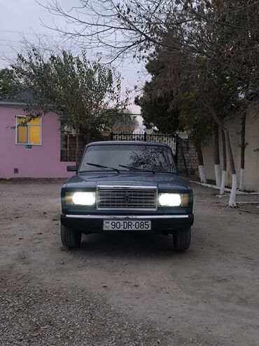 VAZ (LADA): VAZ 2107, mavi rəngli sedan Xüsusiyyətlər: - Kuzov: sedan, klassik — 1