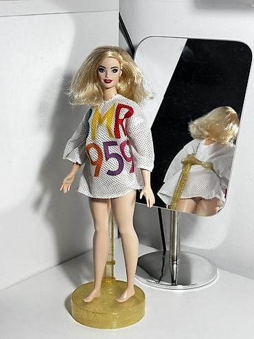 одежд: Кукла модная (тип Barbie). - Рост куклы: примерно 29–30 см. - Волосы — 2