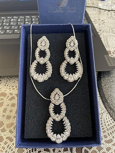 saat ve samdanlar: Dəstə daxildir: Boyunbağı, Swarovski — 1