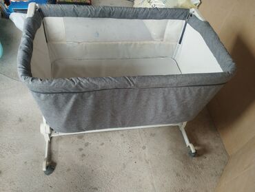 матрасы на детскую кроватку: Детская приставная кроватка, Б/у, С колесиками, цвет - Серый