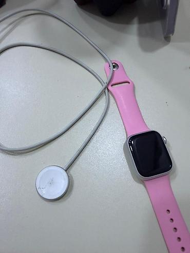 Apple Watch (alüminium gövdə, gümüş rəng) – çəhrayı silikon kəmər ilə