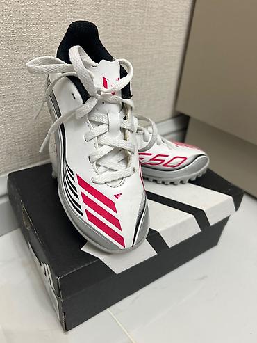 tufliler: Uşaq futbol butsası – Adidas Messi seriyası, Turf (süni ot) üçün - — 2