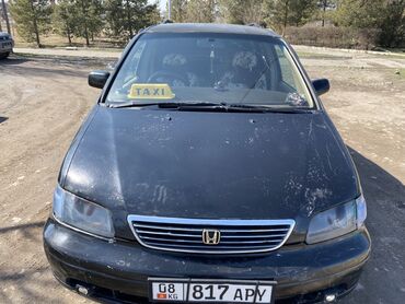 сдаю минивен с последующим выкупом: Минивэн Honda Odyssey черного цвета с желтой табличкой "TAXI" на