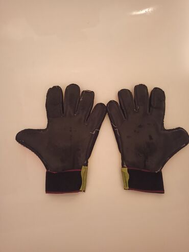 вратарские перчатки: Перчатки пума,идеально подойдёт для тренировок, очень