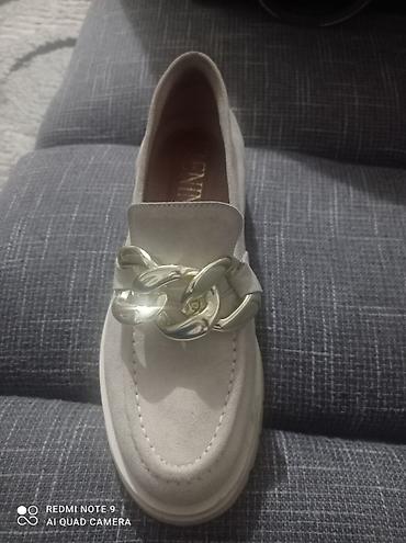 rieker zenske cipele: Ženske kozne mokasine u svetloj bež nijansi, sa modernim i elegantnim — 4