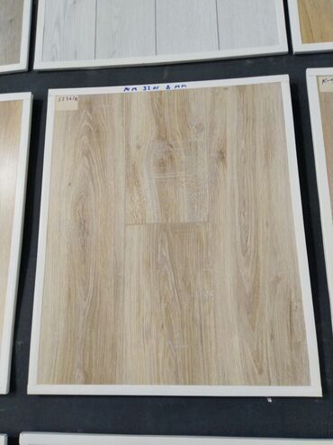 Linoleum: Ağac teksturalı laminat döşəmə paneli - Rəng və dizayn: İsti açıq