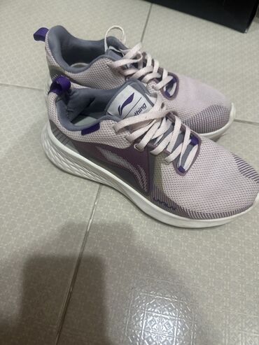 лининг кроссовки баскетбольные: Кроссовки Li-Ning в светло-фиолетовом и сером цветах с акцентами из