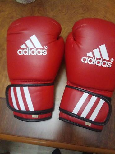 55m ya alınıb dəridir. Adidas boks əlcəkləri – qırmızı rəngdə, klassik