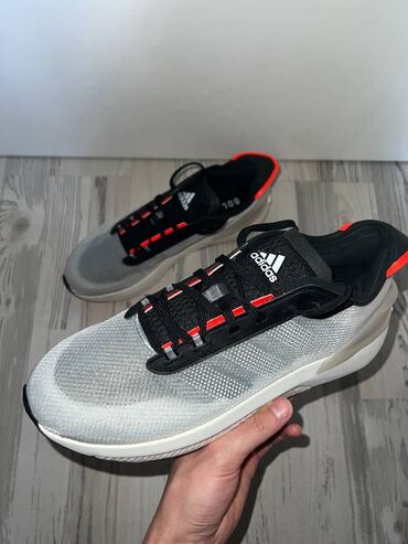 зимние мужские обувь: Продам абсолютно новые кроссовки Adidas 44го размера, знакомый