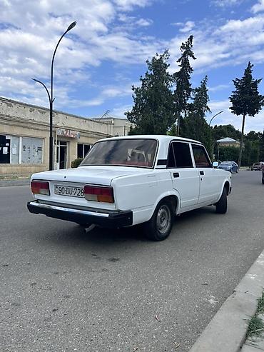 avto aksesuar kredit: VAZ 2107, ağ rəng, salon yenilənmiş. Xüsusiyyətlər: - Korpus: sedan — 6