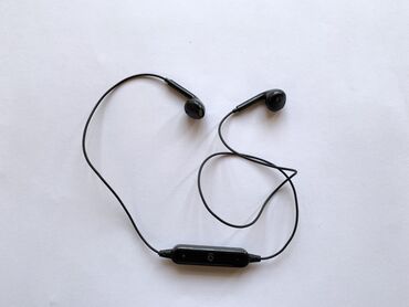 обменяю на ноутбук: Черные внутриканальные наушники с подключением по Bluetooth