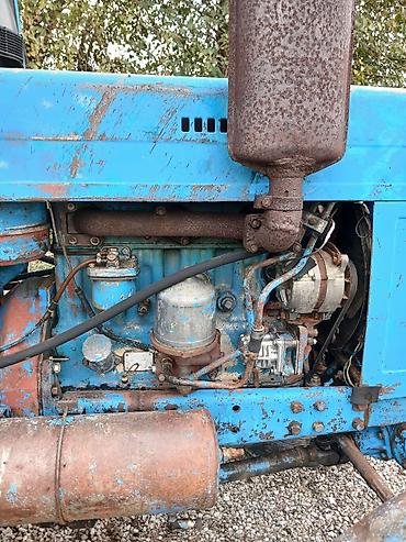 Traktorlar: Kənd təsərrüfatı işləri üçün traktor. Mavi rəngli, qapalı kabinli — 13