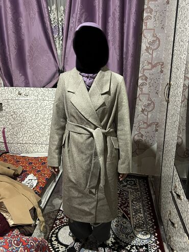 мужское зимнее пальто с капюшоном: Продается пальто одевала всего пару раз. Покупала в Москве за 20 тыс