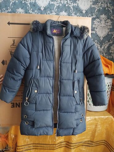 женские классические пальто: Qış üçün qadın paltosu – kapüşonlu, uzun model - Rəng: tünd göy -