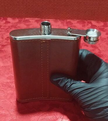 Digər kolleksiyalar: İçki qabı dəsti şahmat lövhəsi ilə birlikdə satılır. Üzərində Alov — 19