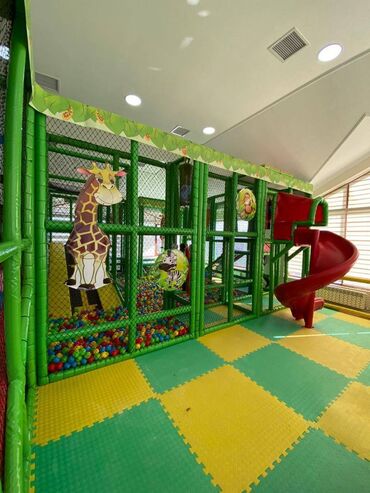 məktəb jaketi: Yumşaq oyun zonalarının (soft play) sifarişlə yığılması - Uşaqlar