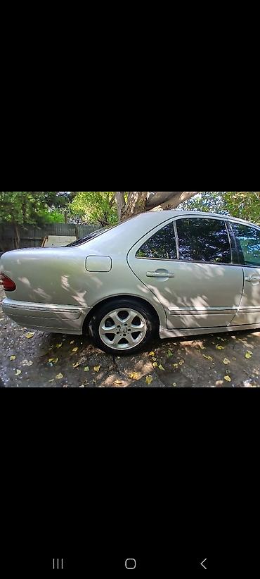 w210 duman: Mercedes-Benz E‑Class (W210) sedan, gümüşü rəng. - Kuzov: 4 qapılı — 7