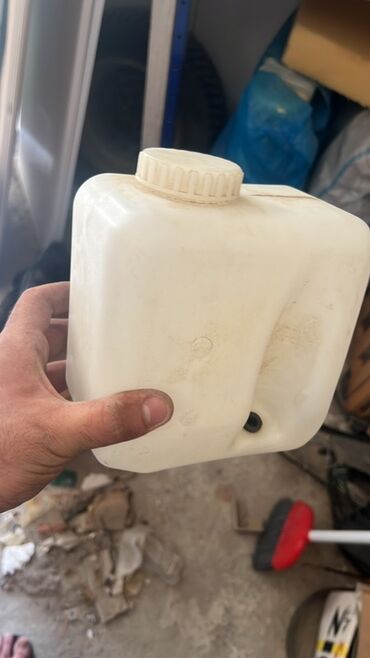maye qaz: Ağ rəngli, plastikdən hazırlanmış, qapaqlı su qabı. Müxtəlif mayelər