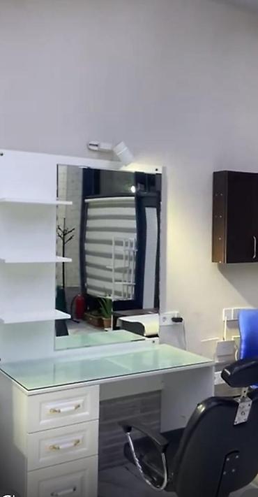 Salon, tibbi mebel: İşlənmiş, Makiyaj üçün masa, Güzgülü — 1