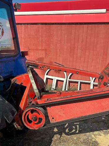 gen: Mavi rəngli təkərli traktor və yan vurulan diskli otbiçən qoşqu — 5