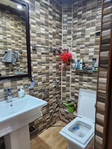 Uzunmüddətli kirayə mənzillər: Xətai rayonu, Afiyəddin Cəlilov küçəsində yerləşən, 5 mərtəbəli -da lalafo.az — 16 Uzunmüddətli kirayə mənzillər: Xətai rayonu, Afiyəddin Cəlilov küçəsində yerləşən, 5 mərtəbəli — 16