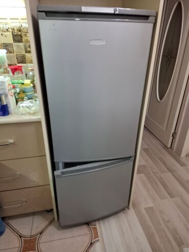 mini bar soyuducu: Gümüş rəngli iki qapılı soyuducu - Yuxarıda soyuducu, aşağıda